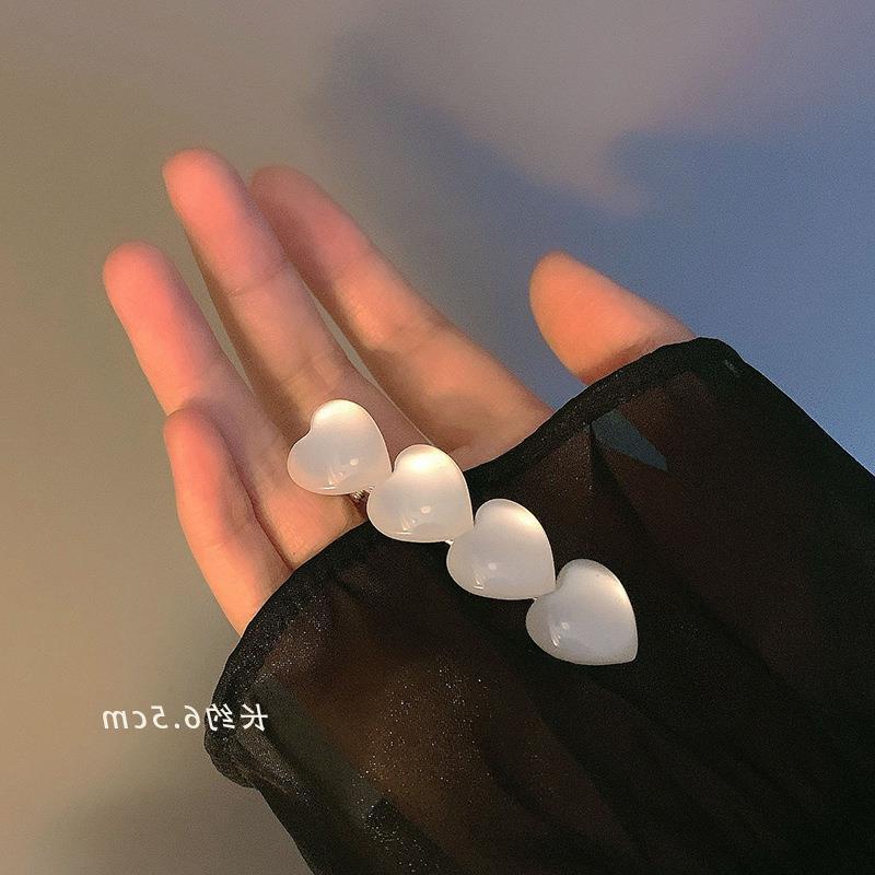 Kẹp tóc màu trắng phong cách mùa hè