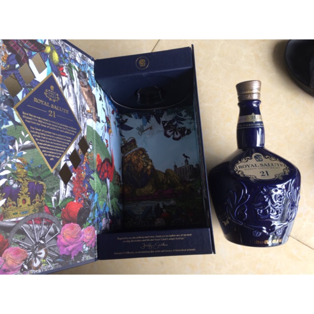 Vỏ chai rượu Chivas 21