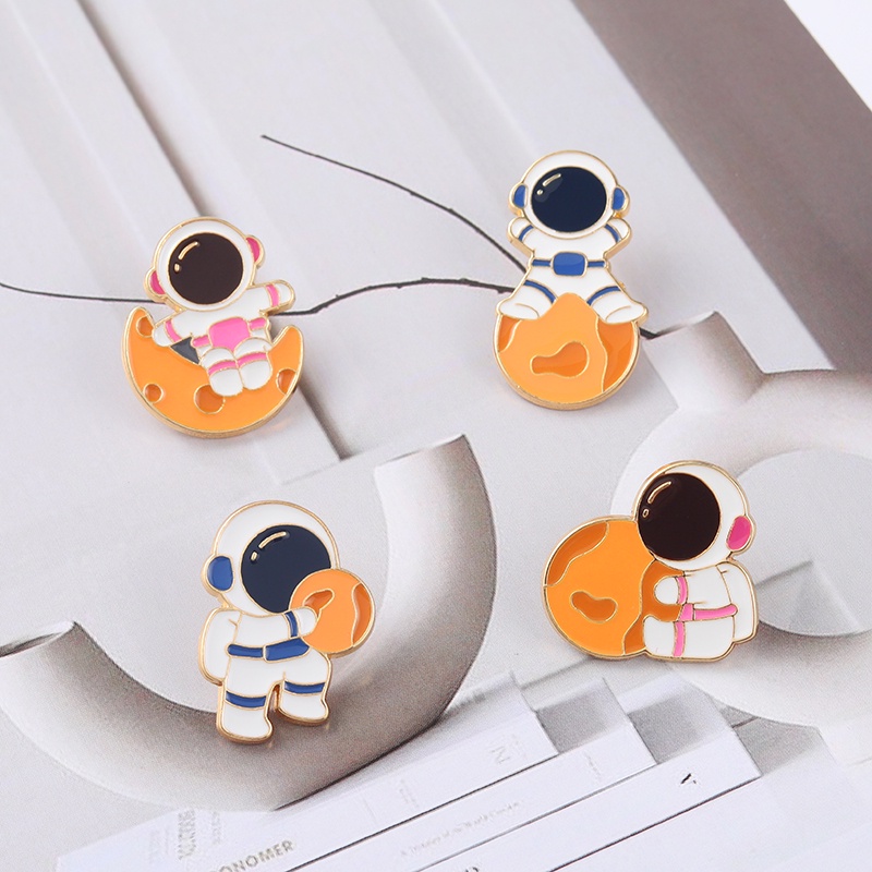 Ghim cài áo QIHE JEWELRY họa tiết phi hành gia và mặt trăng bằng kim loại đáng yêu