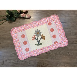 Thảm chùi chân 40*60cm - hoa cúc 3 nhánh chấm bi đỏ viền hoa hồng