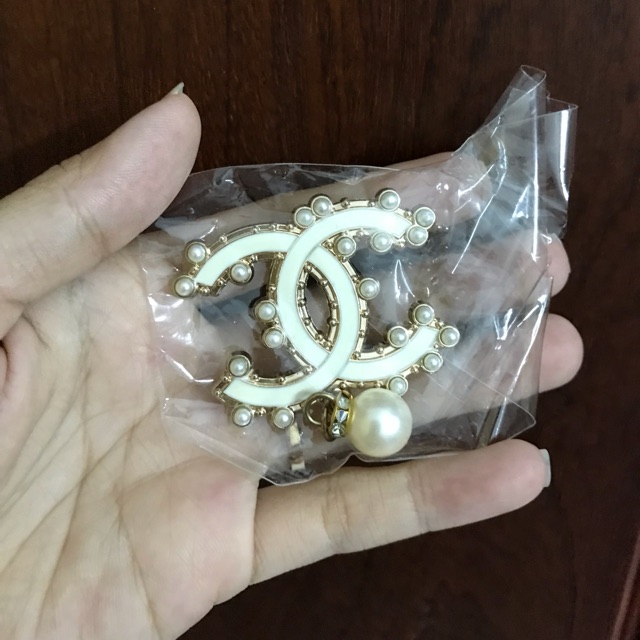 Cài áo huy hiệu chanel