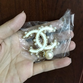 Cài áo huy hiệu chanel