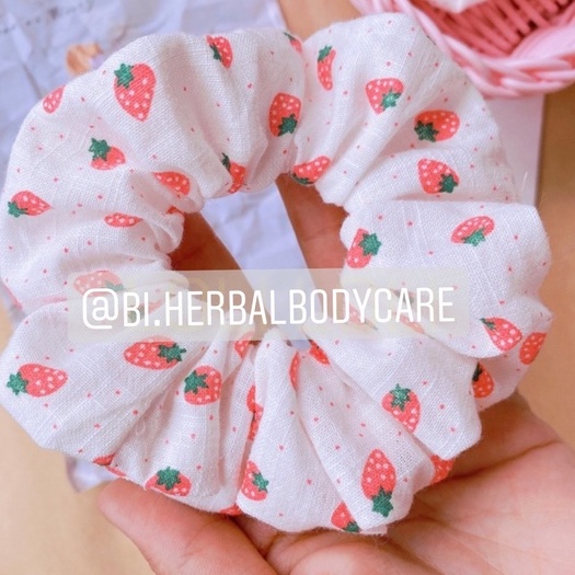 [Handmade] Scrunchies vải cột tóc tiểu thư xinh xắn họa tiết quả dâu nhí