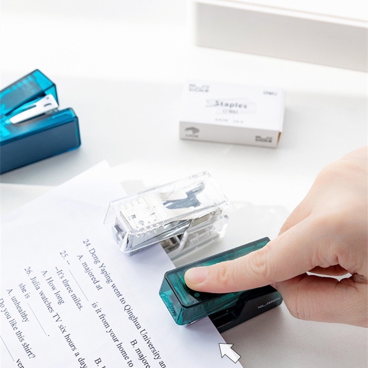 Hộp bấm kim loại mini 12 trang Deli Clear Case Bao gồm 1 hộp 24/6 kim bấm Tối giản Xanh lam / Xanh lá cây / Hồng / Trắng