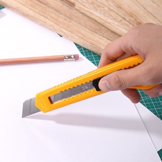 Dao rọc giấy Deli cỡ lớn- Dao dọc giấy -  màu Vàng  - 1 cái E2061 - văn phòng phẩm HOKAMI STORE