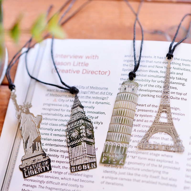 1 dụng cụ đánh dấu trang sách hình tháp Eiffel bằng kim loại