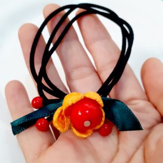 Cột tóc cherry đỏ phong cách Hàn Quốc