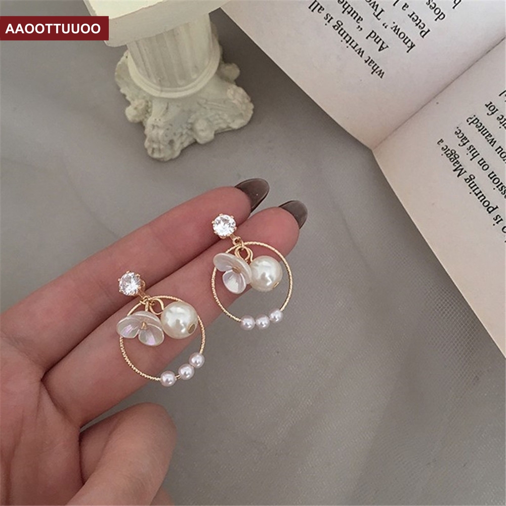 Bông Tai Hình Hoa Đính Ngọc Trai Thanh Lịch