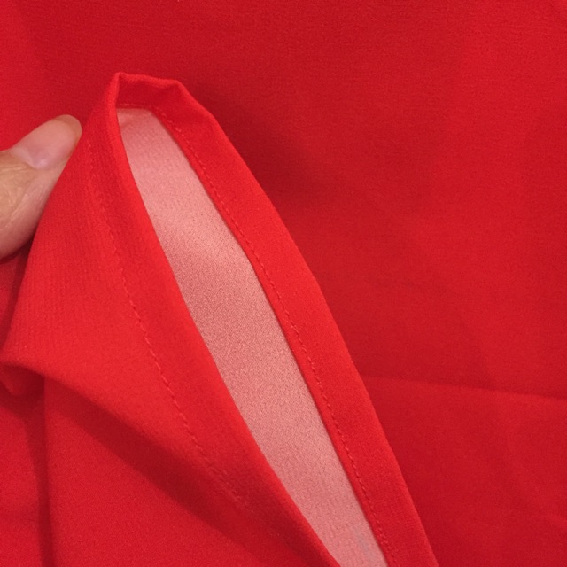 Quần lụa hoặc chân váy lụa satin (mặc cung áo dài)