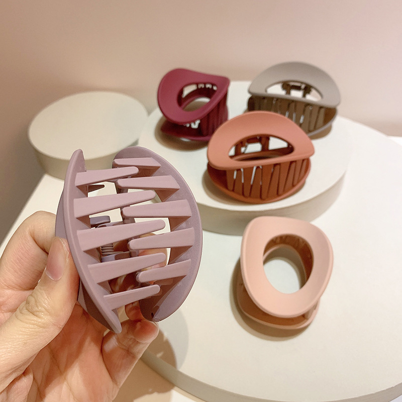 Women Version of solid Random color hollow oval Hair Clipsacrylic hairpin/Korean INS Style Big Hair Claw/Ladies Simple Casual Hair Claw