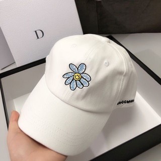 Mũ lưỡi trai hoa cúc đen trắng