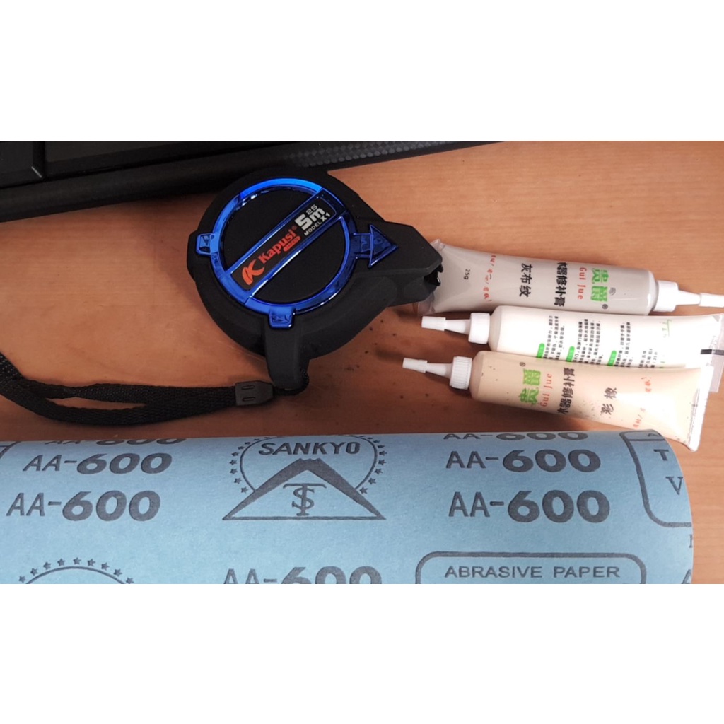 Bộ sản phẩm gồm:1 thước 5m Kapusi+1 giấy nhám vuông+3 tuýp keo che khuyết điểm