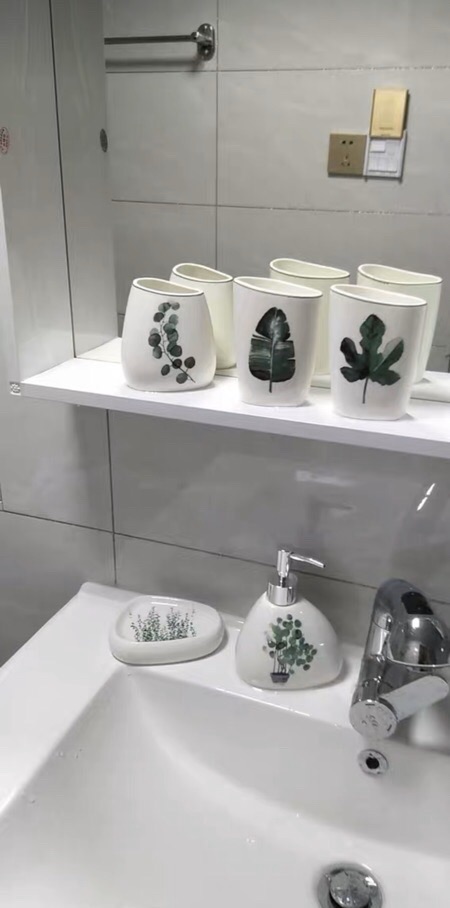 Bộ đồ dùng nhà tắm gốm sứ hình lá