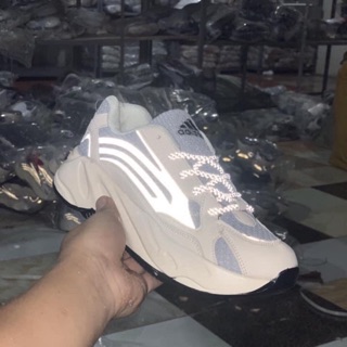 Giày thể thao Y 700