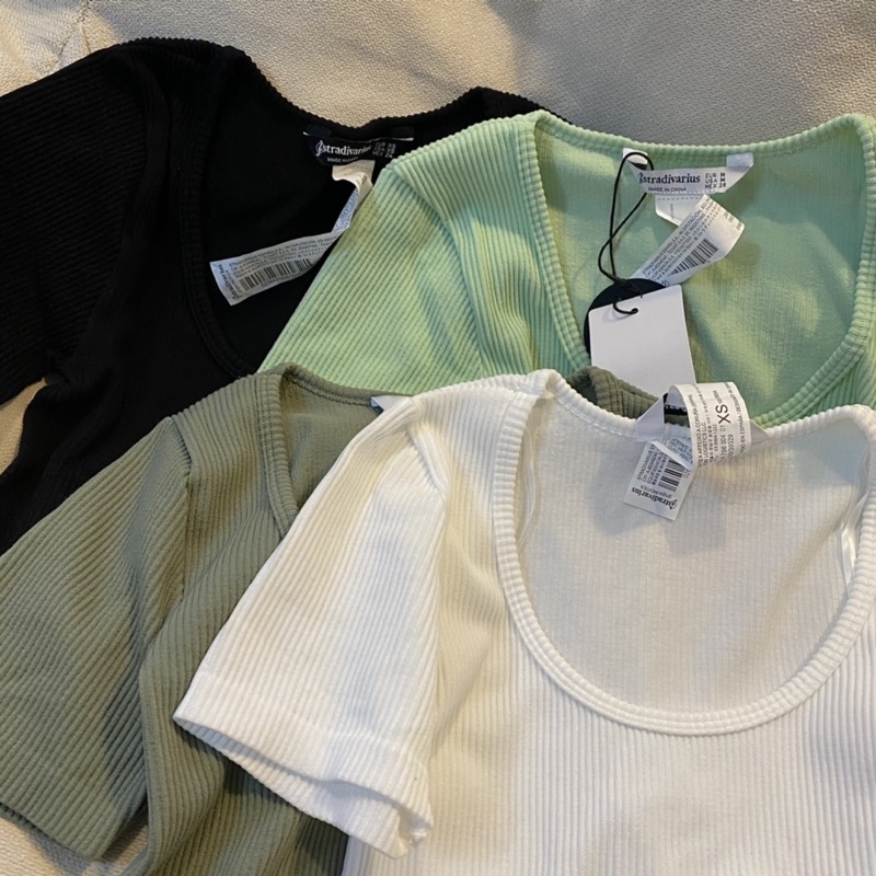 - Áo croptop cổ tròn