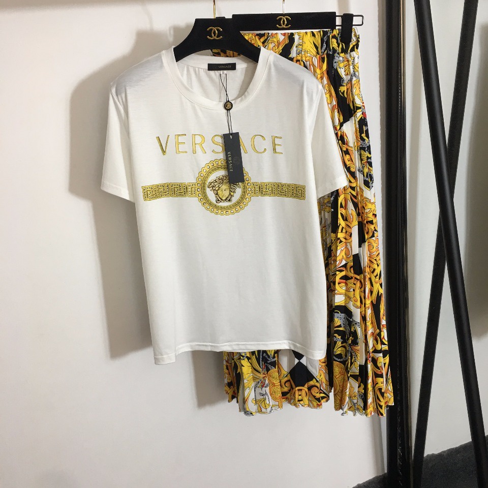 Bộ đồ Versace áo phông trắng ngắn tay+ chân váy họa tiết xếp ly