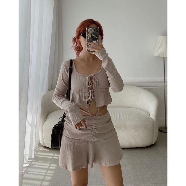 Set croptop thắt nơ kèm chân váy nhún lai bèo kem
