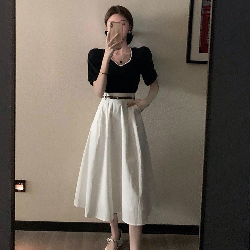 2022 Xia Ji Hepburn white half skirt small suit V-collar blouse fashion fried street network celebrity two-piece set