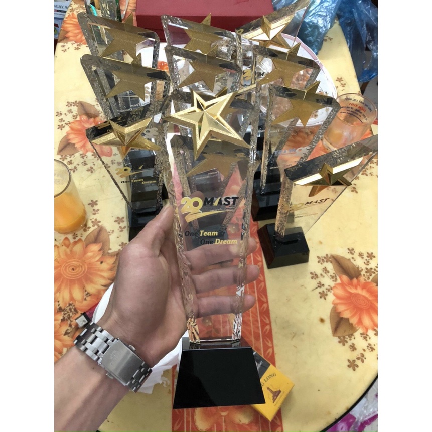 Cúp pha lê kim loại mẫu vát đế đen + sao