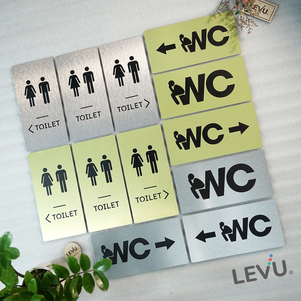 Bảng toilet có mũi tên chỉ hướng khu vực WC bằng nhôm alu