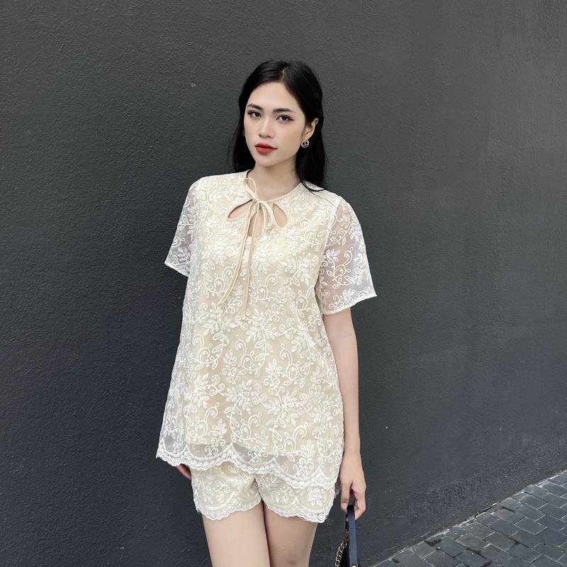 Set áo ren cổ tròn tay ngắn kèm quần short ngắn màu trắng/be - Audrey Studio