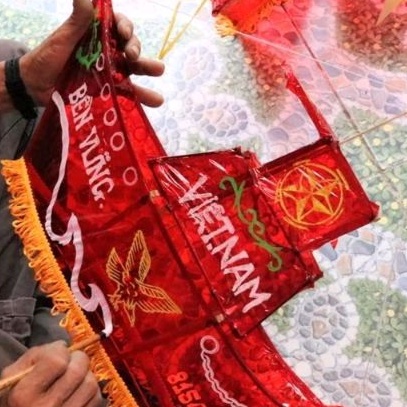 Size Trung:Lồng đèn giấy kiếng truyền thống: con thỏ, gà, máy bay, thuyền, sen, ngôi sao....