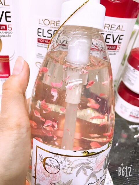 Sữa tắm thơm mịn trắng da cánh hoa Jojoba Newmoon