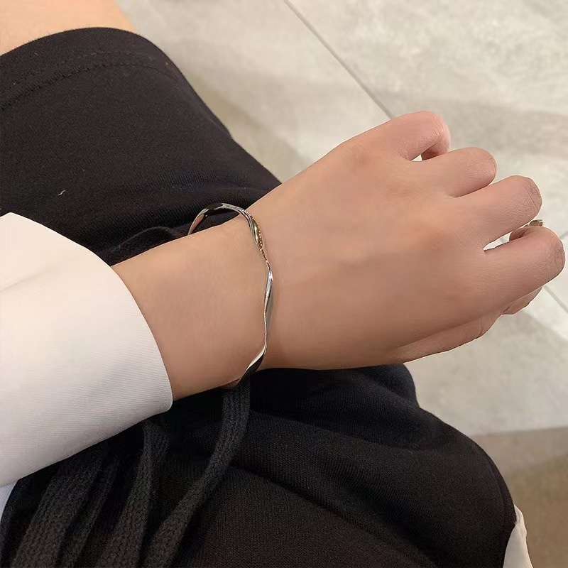 Vòng Đeo Tay Dạng Mở Họa Tiết Gợn Sóng Thời Trang Có Thể Điều Chỉnh Cho Nữ
