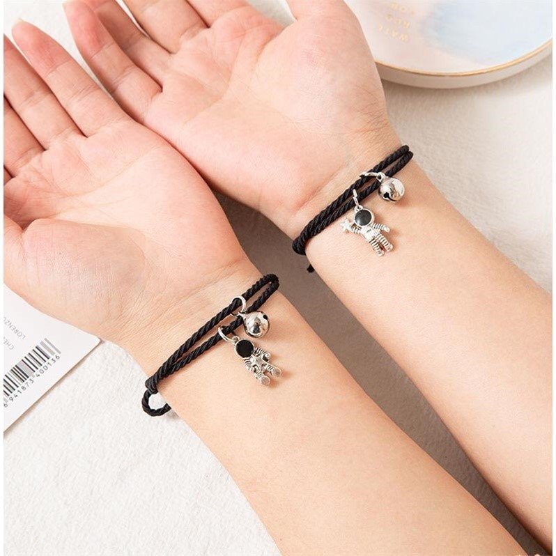 iF YOU Set 2 vòng cổ mặt dây hình phi hành gia có gắn nam châm thời trang cho cặp đôi