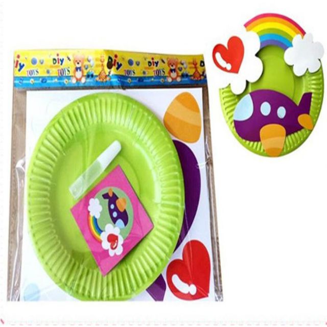Dĩa giấy màu thủ công trang trí có kèm hình dán