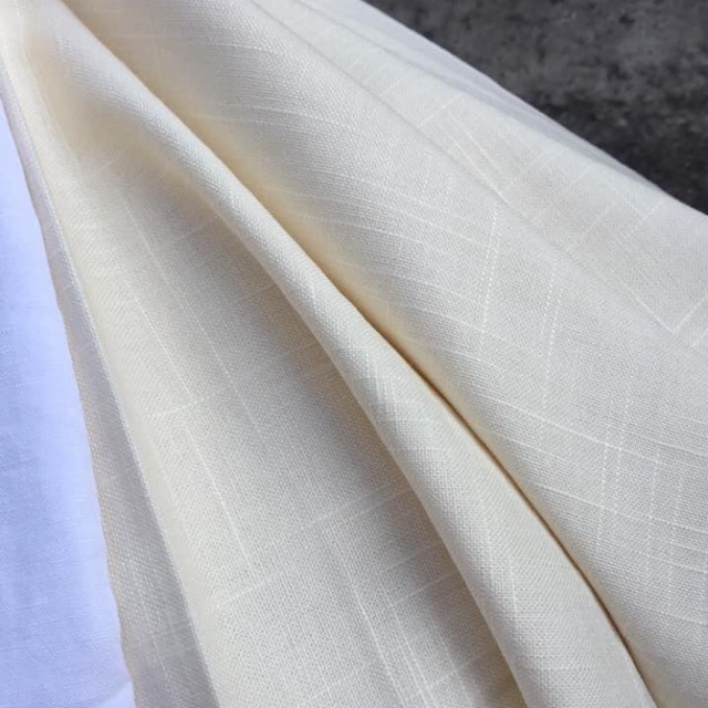 Vải Linen tưng mình gân dầy vừa màu trắng kem.