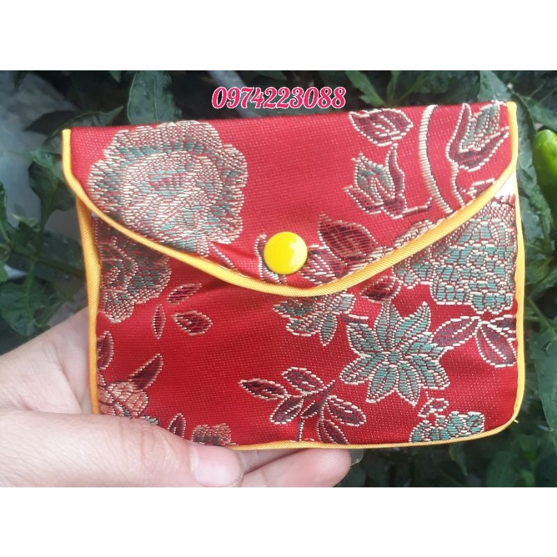 Túi gấm đỏ khuy bấm thêu hoa có khóa kéo bên trong kt 6x8cm và 8x10cm