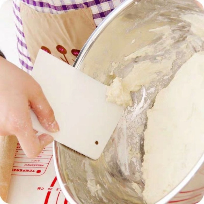 Dao cắt bột/ vét bột làm bánh bằng nhựa hình thang