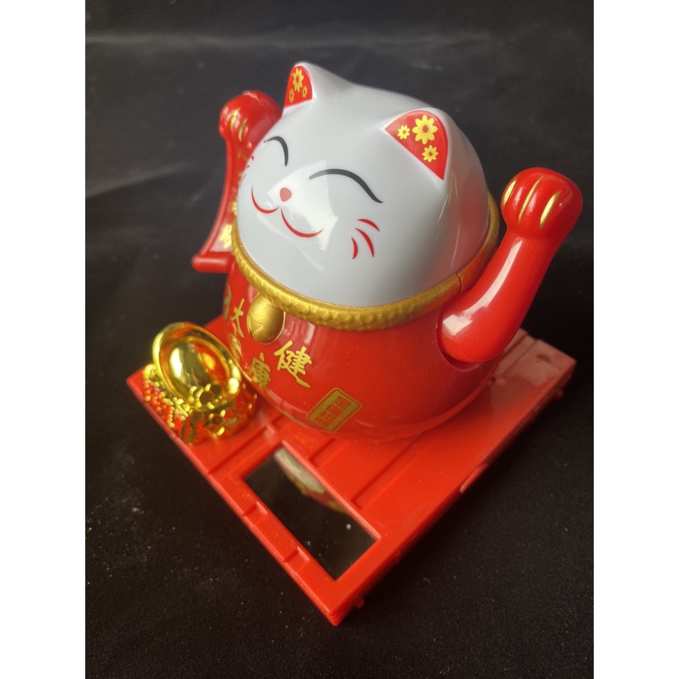 Mèo Đỏ Cục Vàng Vẫy Tay Bằng Nhựa Sử Dụng Năng Lượng Mặt Trời Thu Hút Tài Lộc - Phật Giáo Tường Thuận