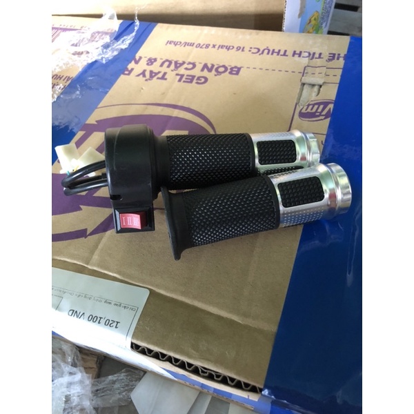 tay ga xe điện bọc nhôm thời trang có công tắc 3 tốc độ