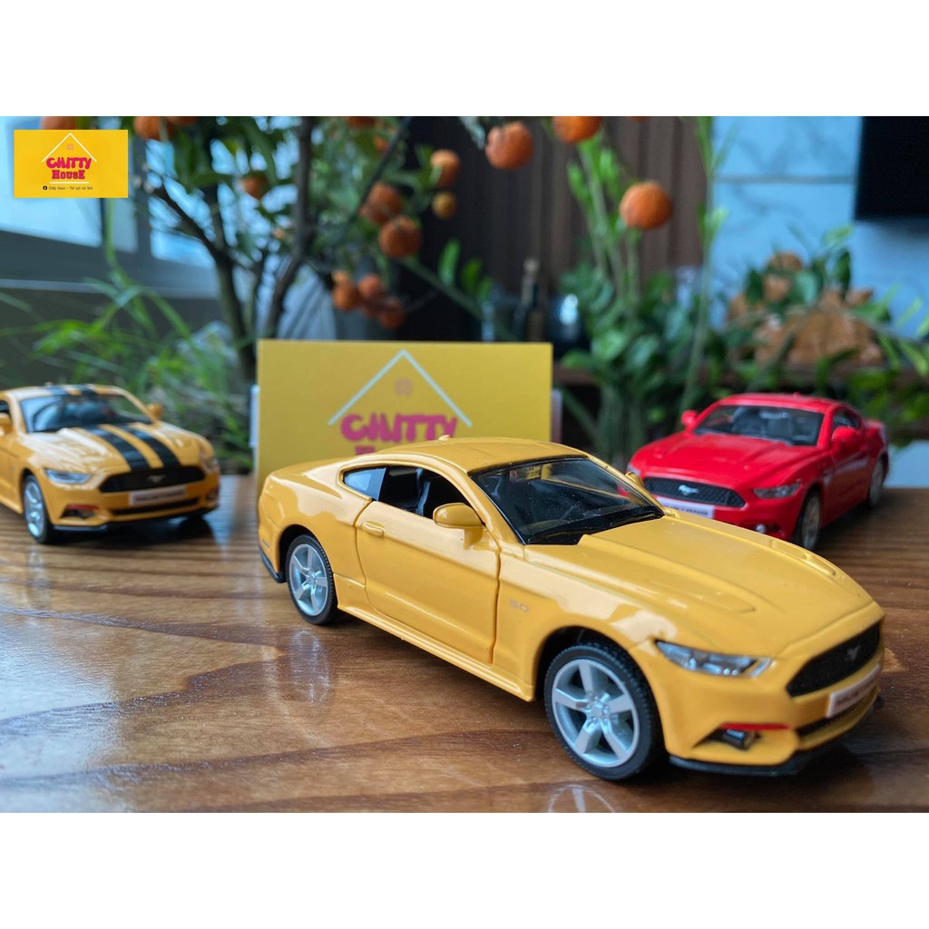 Mô hình xe Ford Mustang 2015 tỷ lệ 1:36