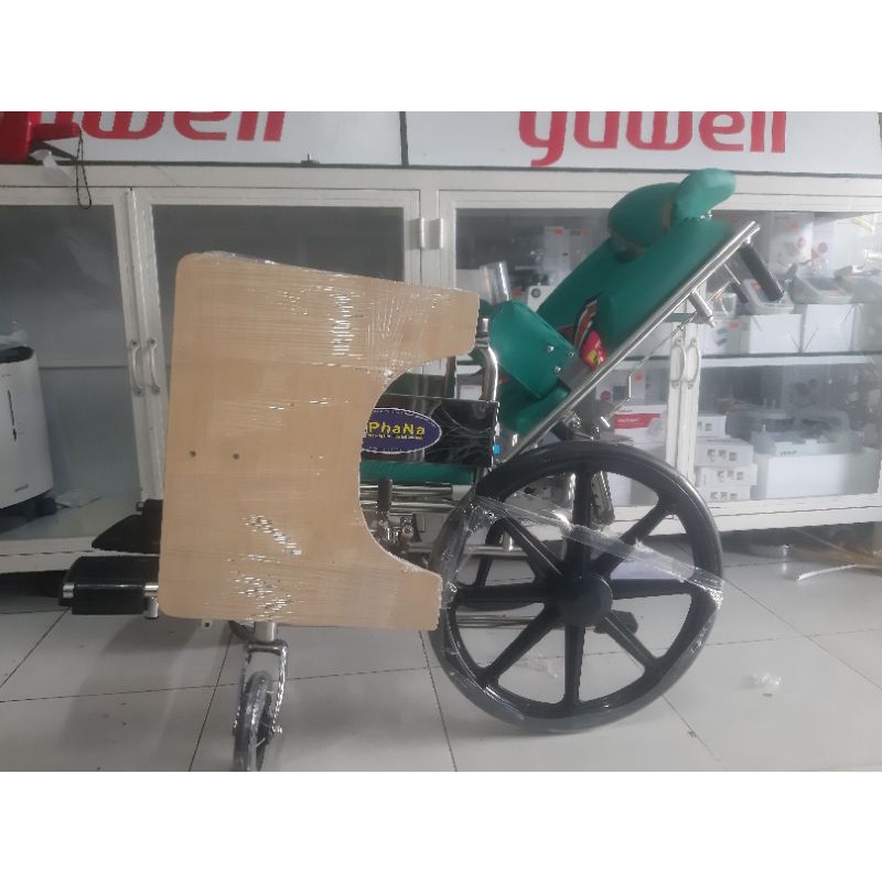 Xe lăn đa năng cho trẻ bại não