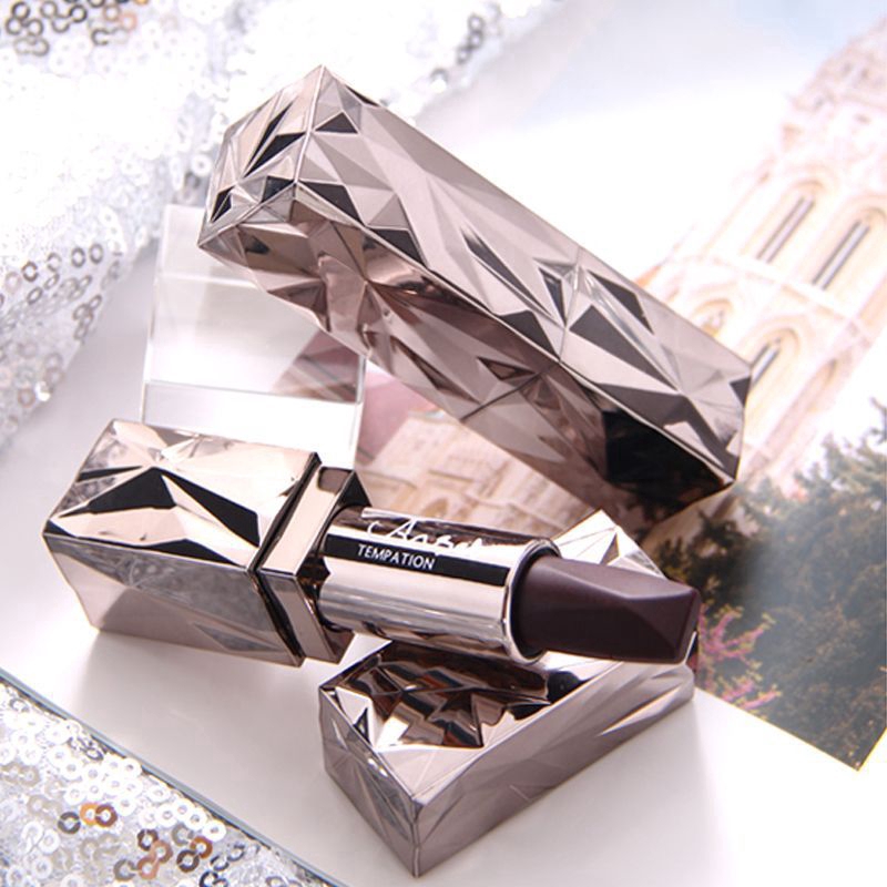 Son môi hình viên kim cương màu đen có 3 tông màu lì