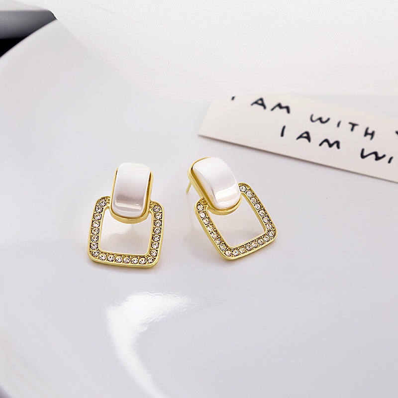 Đôi Bông Tai Ngọc Trai Giả Hình Vuông Mẫu Mới 2022 Dành Cho Nữ