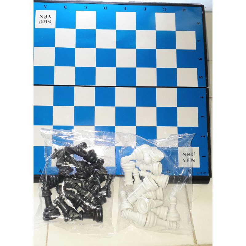 Một bộ trò chơi Cờ Vua có bàn chơi bằng nhựa kích thước 30x30cm