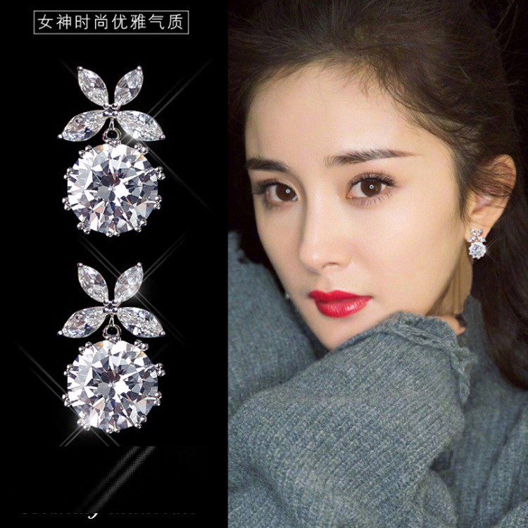 Bông tai Dương Mịch đính hạt sang trọng