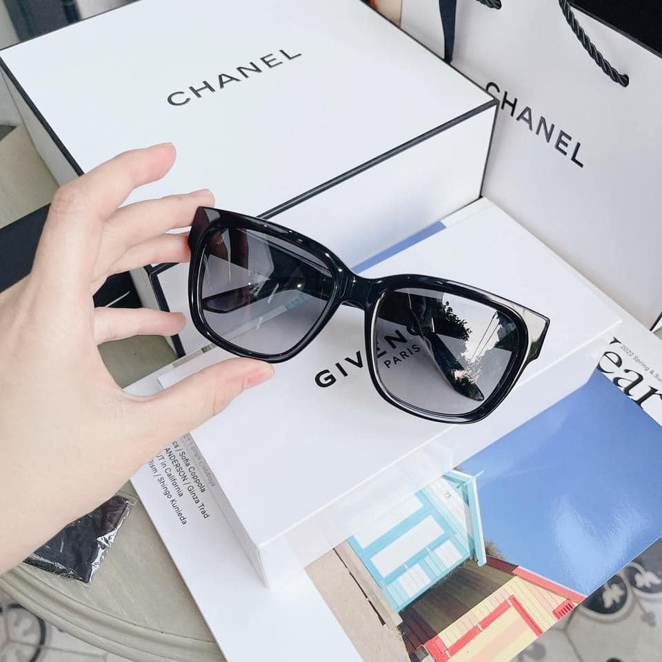 Kính Mát Givenchy GV7211/G/S 8079O dáng vuông gọng đen