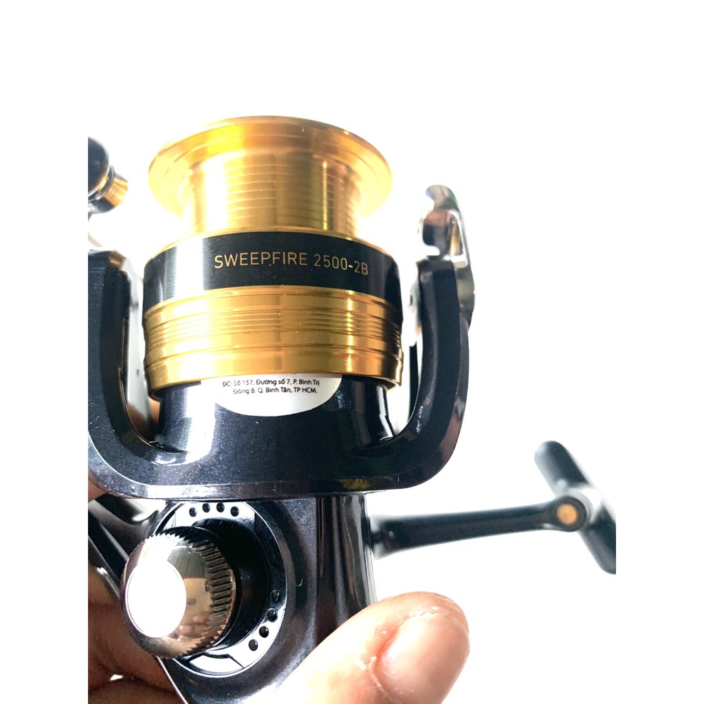 Máy Câu Cao Cấp DAIWA Sweepfire ( TẶNG DÙ DAIWA 100M DAIWA )  Máy Câu Cá Siêu Bền 2500 -4000