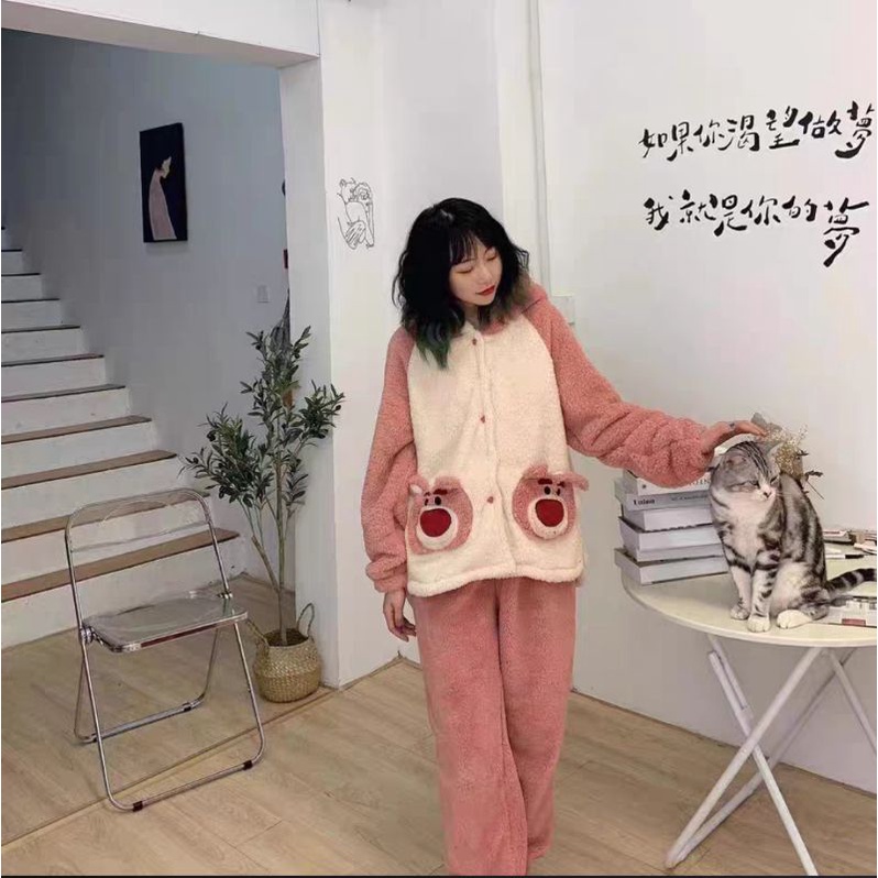 Bộ ngủ bông gấu dâu Lotso 2 mặt lông mũ 2 lớp dày dặn ấm áp phù hợp với mùa đông lạnh giá