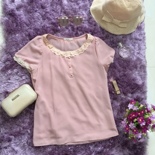 Áo hồng viền ren