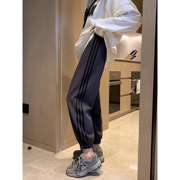 Quần Jogger Nam Nữ 3 Sọc Form Ống Rộng Để Xuông Hoặc Rút Dây Bo Gấu Vải Mịn Năng Động Trẻ Trung