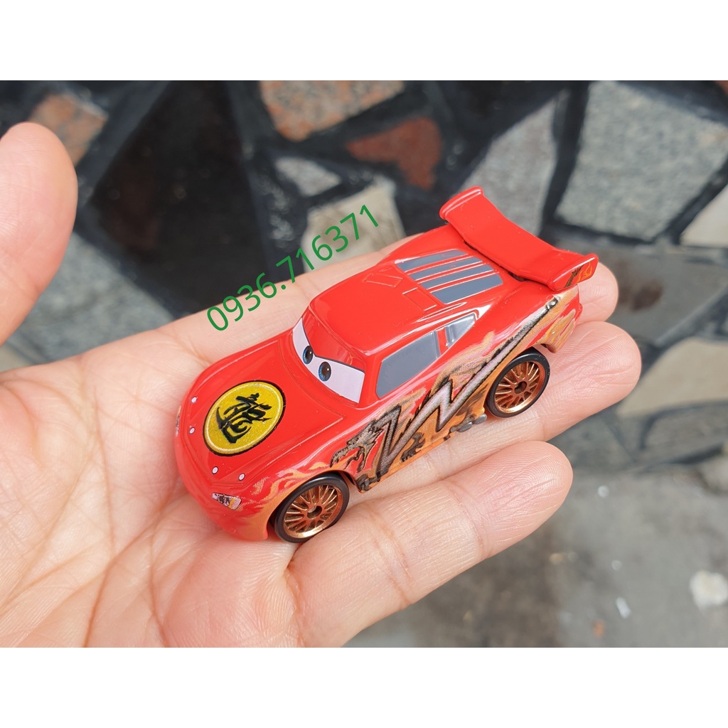 Mô hình xe đua Mcqueen màu đỏ tomica Nhật Bản