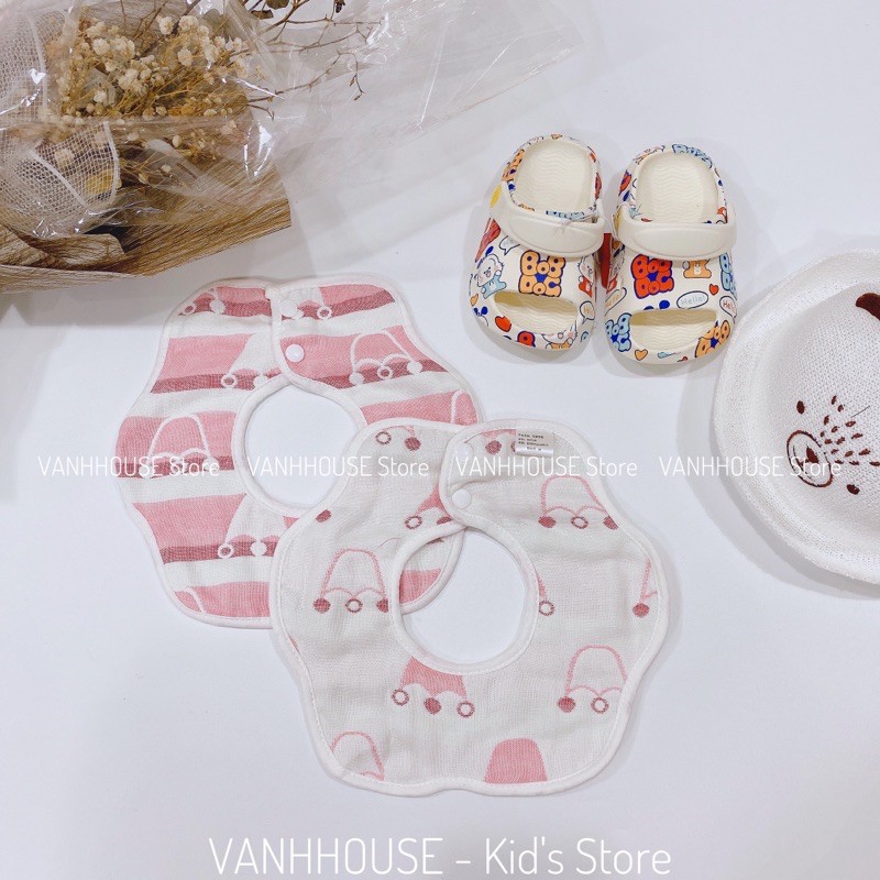 Yếm cổ hoa xinh xắn dùng được 2 mặt cúc bấm tiện lợi cho bé yêu, dễ dùng tiện lợi