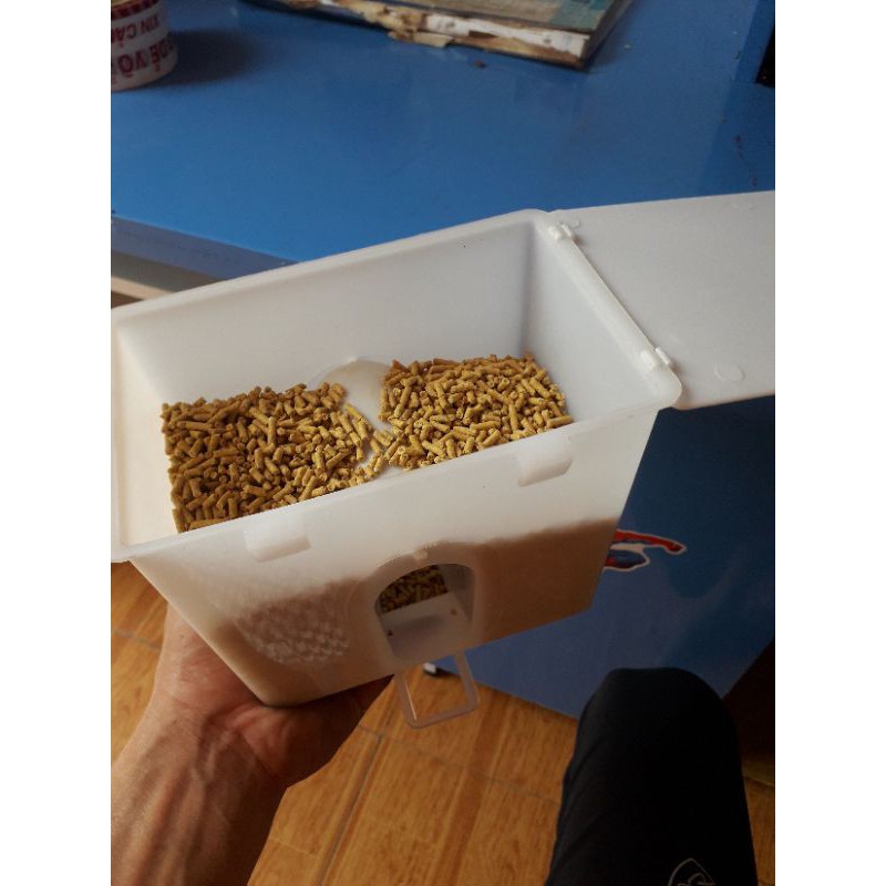 Hộp thức ăn cho chim bồ câu loại to chứa 1kg cám