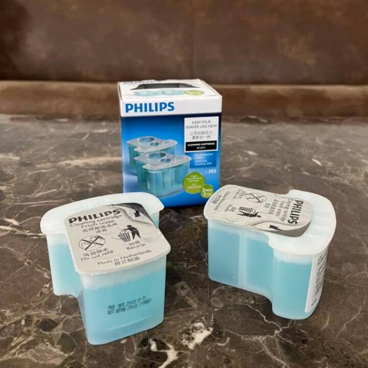 Dung dịch vệ sinh lưỡi máy cạo râu Philips, tích hợp với mọi cốc sạc SmartClean của Philips. mã  JC302/52